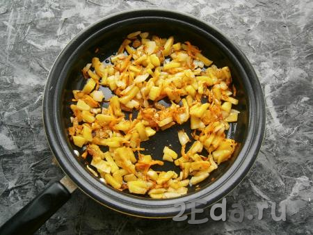 Обжаривать баклажаны с луком и морковью, помешивая, минут 7-8 на небольшом огне.