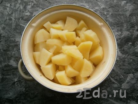 Когда картофель будет готов, слить из кастрюли воду.