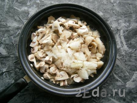 В растопленное сливочное масло выложить грибы и произвольно нарезанный лук, поперчить и немного посолить.