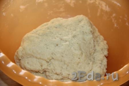 Поместить песочное тесто в пакет и убрать минут на 30-40 в холодильник.