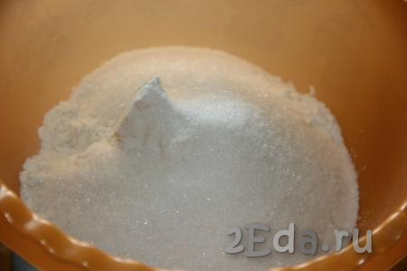 Для приготовления теста насыпать в миску муку, затем добавить разрыхлитель, ванильный сахар и сахар, перемешать.