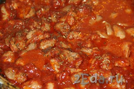 Тушить сердечки с томатной пастой на небольшом огне под крышкой минут 10.