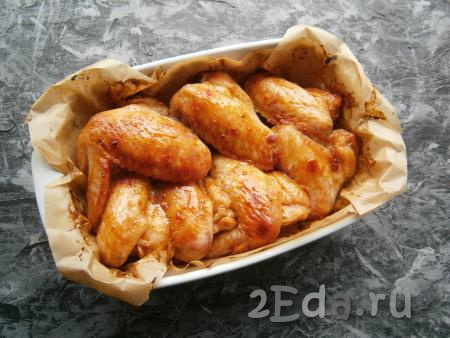 Запекать куриные крылышки в медовом соусе около 40-50 минут в разогретой духовке при температуре 190 градусов.