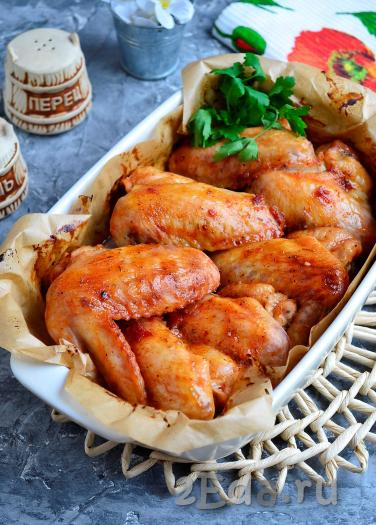 Очень вкусные, нежные, чуть сладковатые куриные крылья, запечённые в медовом соусе, можно подавать к столу.