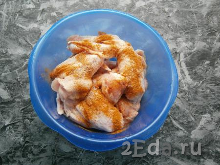 Крылышки посыпать солью и специями для курицы, перемешать.
