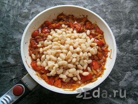 Затем к овощам, тушёным в томатном соусе, добавить отваренную фасоль, перемешать.