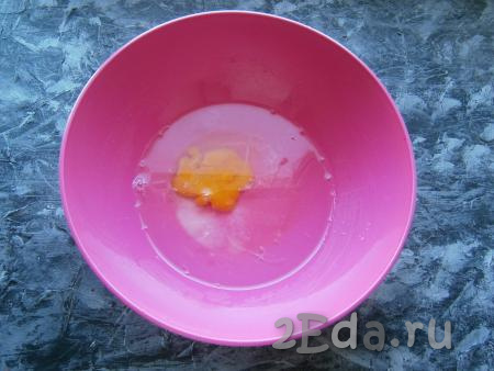 Пока начинка из картошки с салом остывает, замесить тесто для вареников. Для этого в миску налить воду, добавить сырое яйцо, расколотить его в воде, всыпать соль.