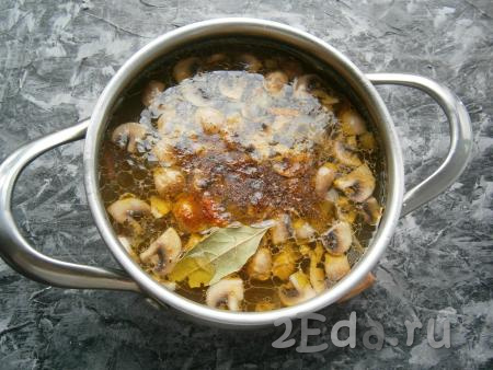 Добавить лавровый лист, специи, если нужно, ещё посолить, дать супу закипеть и уменьшить огонь.