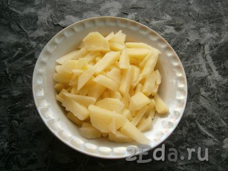 Картофель, морковь, чеснок и лук очистить. Шампиньоны вымыть, обсушить. Нарезать картошку небольшими брусочками.