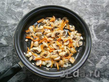 Обжарить овощи с грибами на среднем огне, помешивая, до лёгкой золотистости лука.