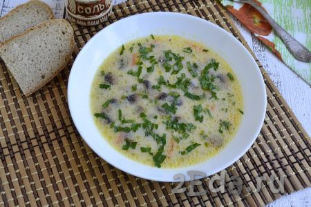 Очень вкусный, насыщенный суп, приготовленный из свежих шампиньонов с плавленным сыром, подавайте к столу в горячем виде, посыпав зеленью.