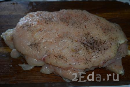 Отбитые кусочки мяса посолить, поперчить, по желанию, добавить любимые специи и оставить просолиться на 15 минут при комнатной температуре.