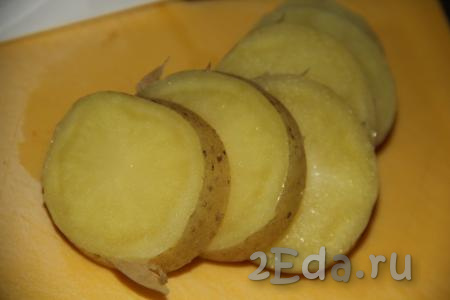 Картошку нарезать на кружочки толщиной, примерно, 1-1,5 см.