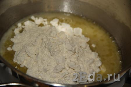 Для приготовления соуса в сотейнике растопить сливочное масло и добавить муку.