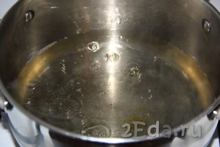 Сироп в кастрюле довести до кипения, а затем проварить на среднем огне в течение нескольких минут, чтобы кристаллики сахара и лимонной кислоты полностью растворились.