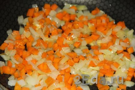 На среднем огне обжарить морковь и лук до золотистого цвета, иногда перемешивая.