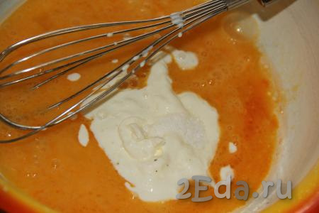 Яйца с маслом перемешать венчиком, добавить сметану.