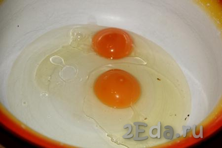 В миске соединить 3 столовые ложки растительного масла и яйца.