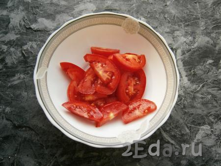 Нарезать помидоры на дольки средней толщины.