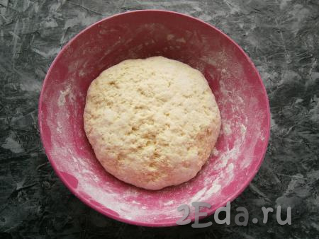 Замешивая тесто, влить оставшуюся тёплую воду. Ложкой, а затем руками замесить не липнущее к рукам, мягкое тесто.