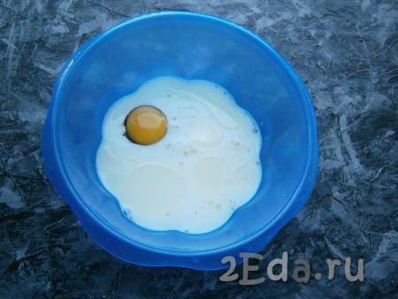 Для приготовления теста налить в миску молоко комнатной температуры, добавить сырое яйцо, 2 столовые ложки растительного масла, всыпать соль, сахар, соду.