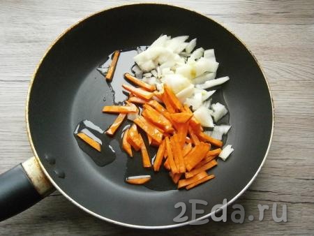 Нарезанный кусочками лук и морковь, нарезанную соломкой или тонкими брусочками, обжарить на растительном масле в течение 5-6 минут, помешивая, на среднем огне.