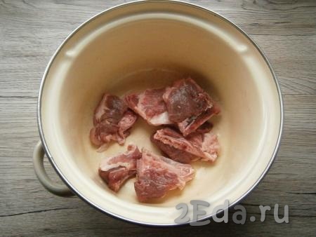 Свинину поместить в кастрюлю, залить водой, довести до кипения, убрать пену. Бульон посолить и варить мясо на небольшом огне  до готовности (минут 40-45).
