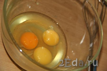 Отдельно взбить яйца венчиком.