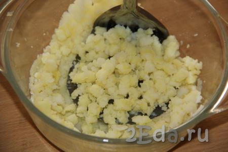Отварить очищенный картофель в воде до готовности (минут 20-25), затем воду слить, а варёную картошку размять толкушкой.