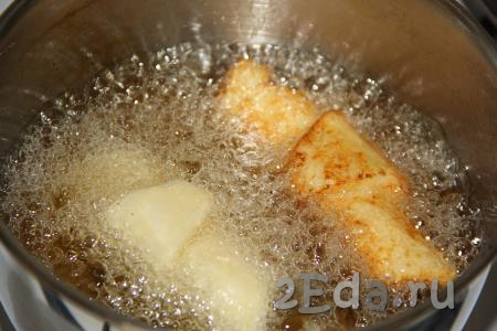 Растительное масло хорошо разогреть и опустить в него рогалики из картофельного теста.