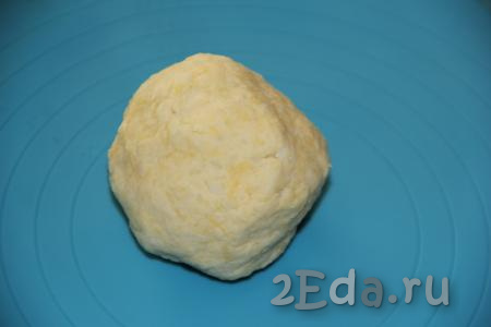 Замесить нежное картофельное тесто. Оно не будет липнуть к рукам. На этом этапе тесто из картофельного пюре готово, можно приступать к лепке пирожков.