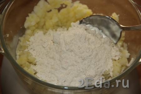 К картофельному пюре добавить муку и соль, перемешать ложкой.