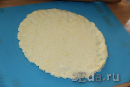  Я же решила сделать вместо обычных пирожков рогалики. Раскатать тесто в круг толщиной 0,5 см.