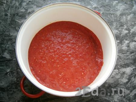 Перекрутить помидоры на мясорубке (или в блендере). Получившийся томат вылить в кастрюлю, поставить на средний огонь.