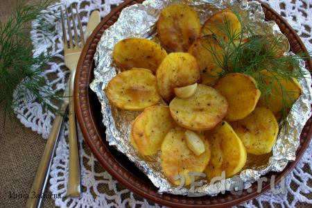 Картофель, запечённый половинками в духовке