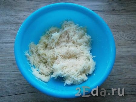 Картофель очистить, вымыть, натереть на средней терке и отжать от лишней жидкости. 