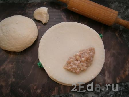 Далее тесто немного обмять и можно формировать чебуреки. Тесто следует раскатывать очень тонко, оно эластичное и не рвётся.