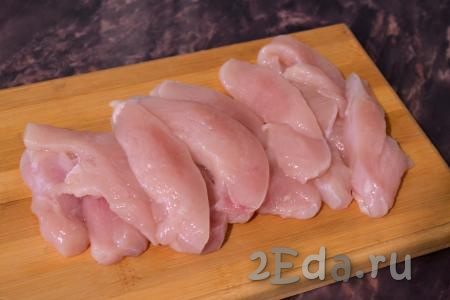 Куриное филе вымыть, обсушить и нарезать длинными, не слишком узкими полосами.