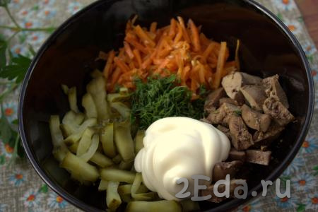 В глубокой миске соединить морковь по-корейски, огурцы, куриную печень, зелень и майонез, хорошо перемешать салат и можно подавать к столу.