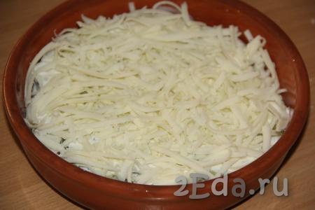 Сыр натереть на тёрке и посыпать поверх кабачков. Запекать кабачки в сметане с сыром в разогретой духовке минут 20 при температуре 200 градусов.