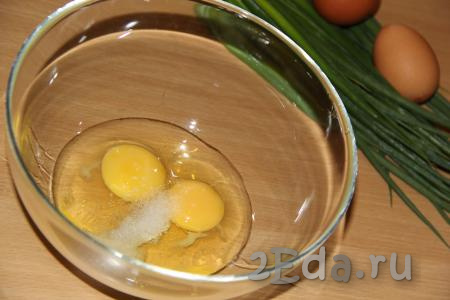Для приготовления теста в глубокую миску разбить яйца, всыпать соль и слегка взбить с помощью венчика.