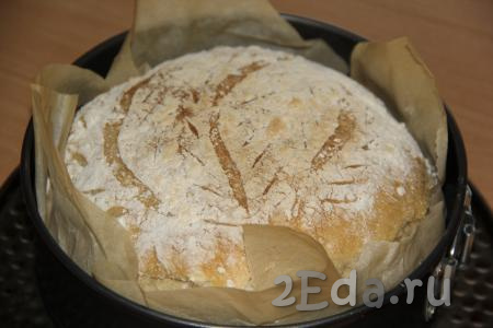 Выпекать домашний пшеничный хлеб в разогретой духовке при температуре 180-200 градусов, примерно, 40 минут.
