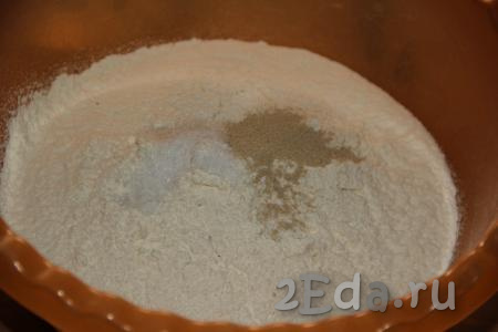 Муку просеять в глубокую миску, добавить соль и дрожжи.