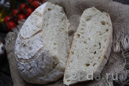Испечённый пшеничный хлеб достать из духовки, остудить и, нарезав на кусочки, подать к столу. На фото видно, каким пористым получается хлеб, приготовленный без замеса.