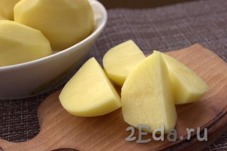 Картофель очистить от кожуры и крупно нарезать.