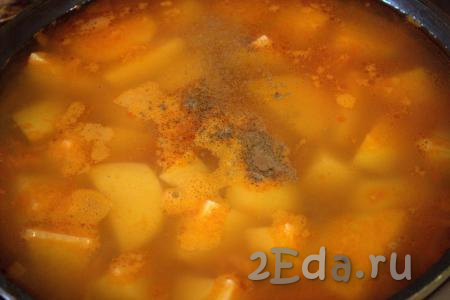 В кипящую томатно-овощную подливу выложить картошку, довести до кипения, посолить по вкусу и приправить чёрным молотым перцем.