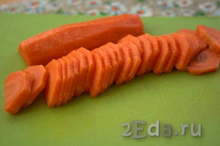 Морковь и лук очистить. Нарезать морковь полукольцами.
