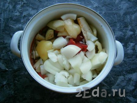 Нарезанные болгарский перец, баклажаны и лук выложить в кастрюлю с томатным пюре, перемешать, довести до кипения на среднем огне.