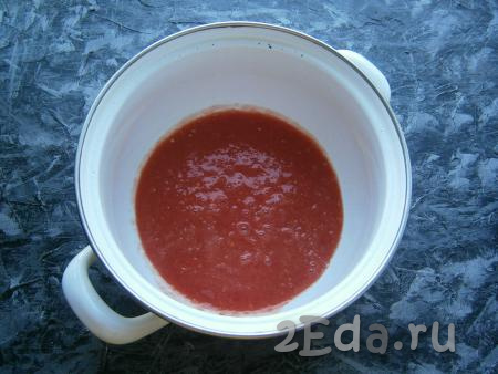 Измельчить помидоры в блендере (или прокрутить на мясорубке), перелить получившееся томатное пюре в кастрюлю, поставить на огонь и дать закипеть.