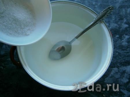 Воду налить в кастрюлю, довести её до кипения, всыпать соль и сахар. Кипятить маринад 5 минут, после чего влить уксус.